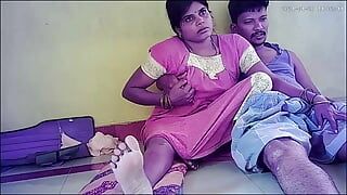 Une femme mariée indienne du village s’embrasse et reçoit une grosse bite