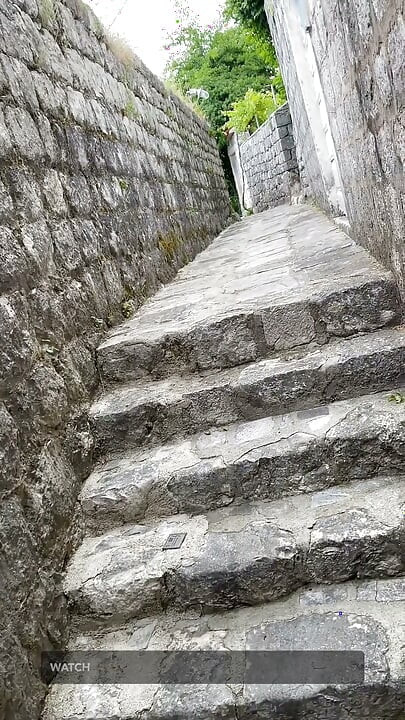 Chúng tôi suýt bị bắt gặp làm tình trên cầu thang ở Montenegro