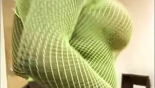 Tante seksi kulit hitam dengan toket besar suka banget sama kontol besar di mulut... hitam dan putih