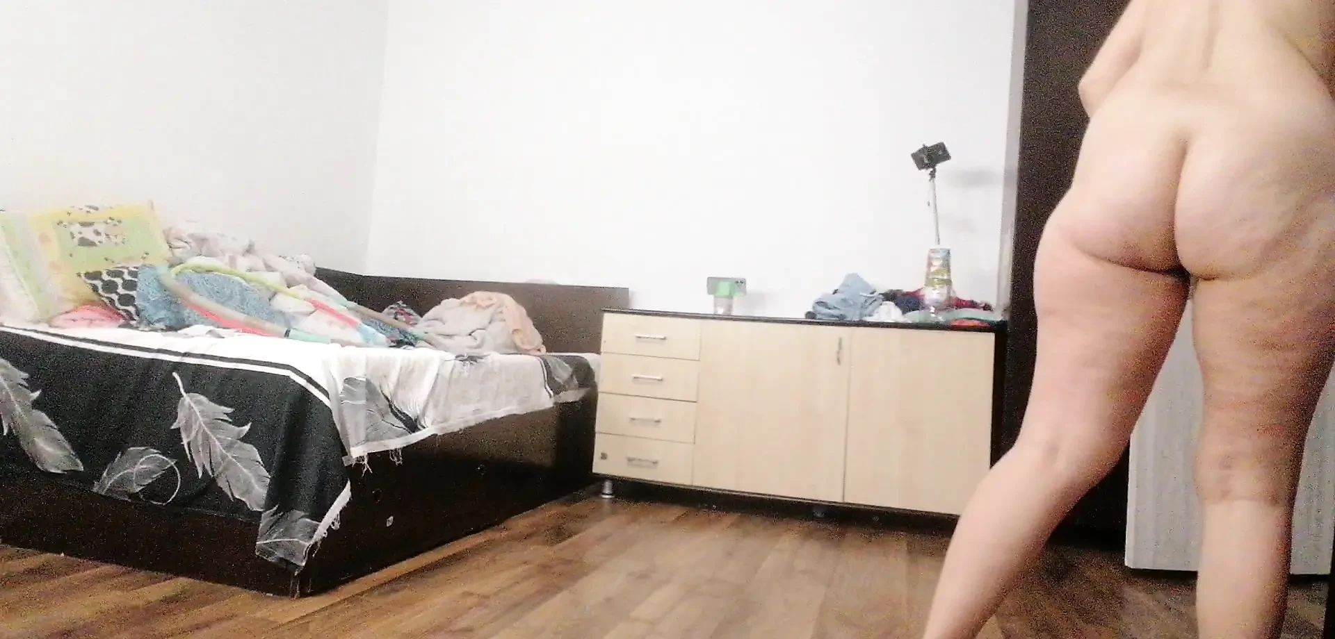 Istri nakal ini lagi asik olahraga sambil bugil di rumah! Cewek seksi rambut cokelat dengan stoking ketat ini lagi asik ngentot memek berbulunya pakai stoking tebal