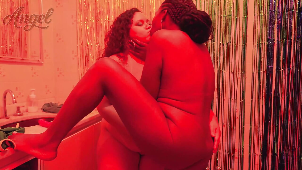 I Got Horny on My Friend and Sucked Her BBW in the Bathroom camera 1