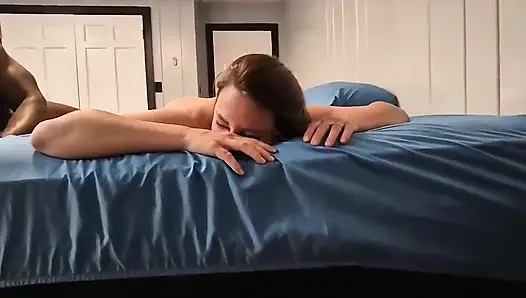 Cuckolding-ehefrau macht bbc-fan ohne gummi und wird vollgespritzt