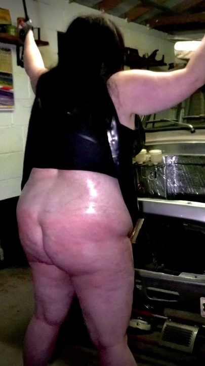 Chica gordita es azotada en sumisión bdsm