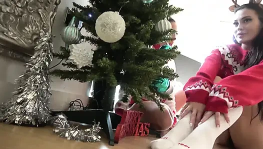 Jamie и Mila's Merry Mayhem: Grinch Ruins Рождество, оставляя их связанные по рукам и Cleave с кляпом во рту в отчаянии! (4K)