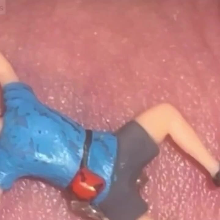 Minik parazit adamlar Jules'un yarağının üzerinde yakalandı! Onlardan nasıl kurtulup cezalandırdığını görün:)