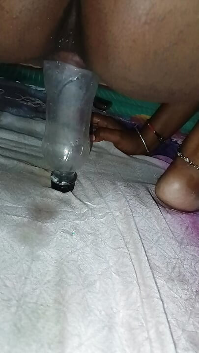 Bhabhi Ne apne hathon chut me botal dal diya