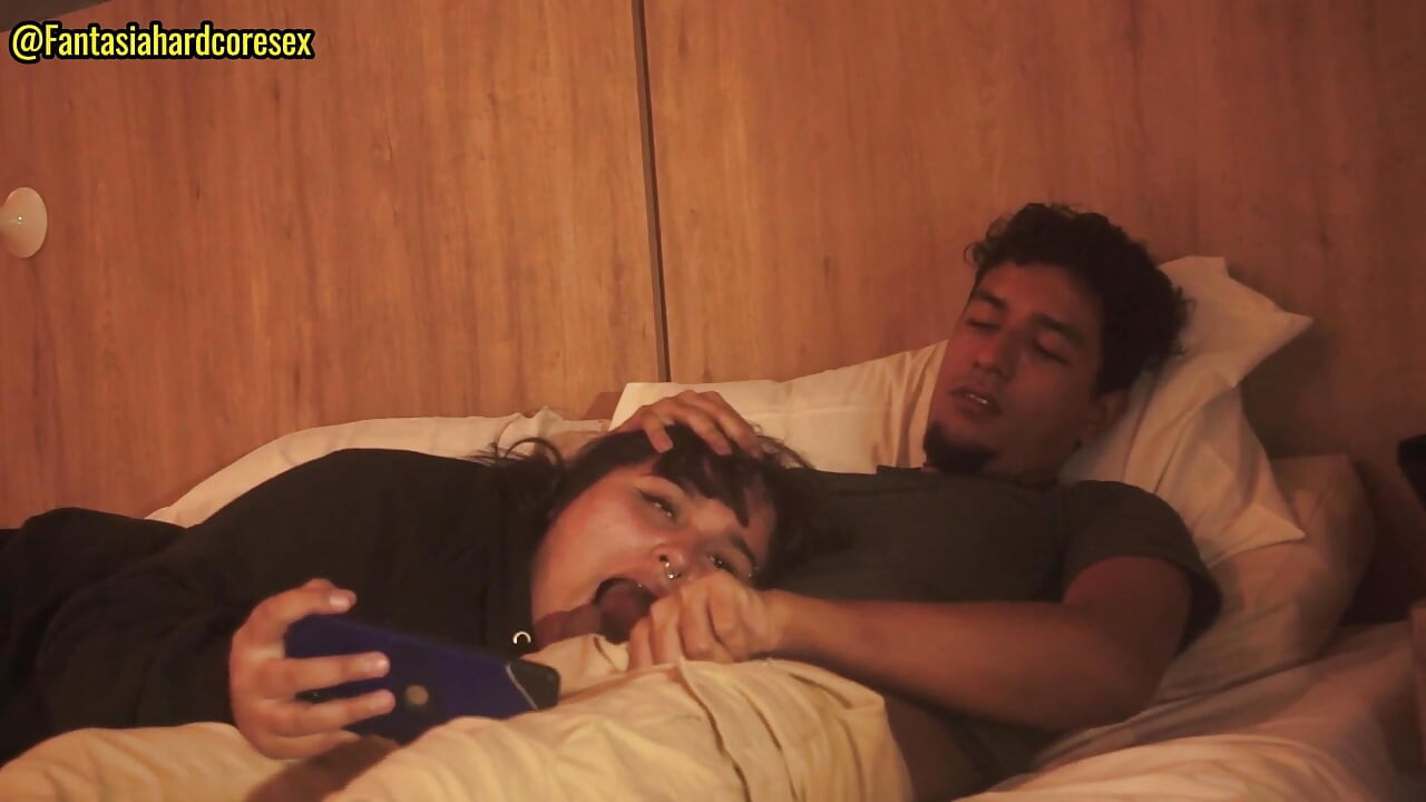 我的继妹在看完电影后吞下我的阴茎, 他们差点发现了我们