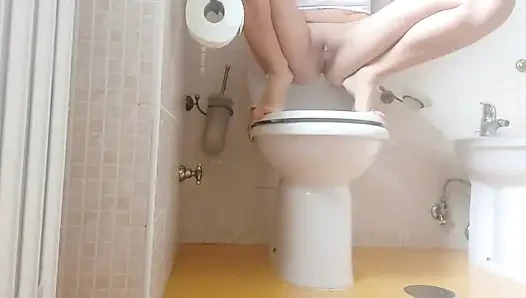 Kamu mau kembali ke kamar mandiku, bukan? Chantal channel bikin kamu mendengar suara kencing dan kentutnya