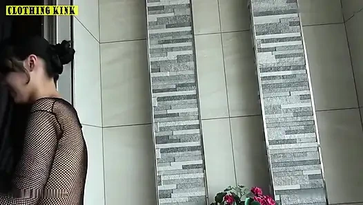 Die Fetisch-Vision des Meisters entzündet sich, als eine große, schlanke Muse eine tief entleerende Wendung macht