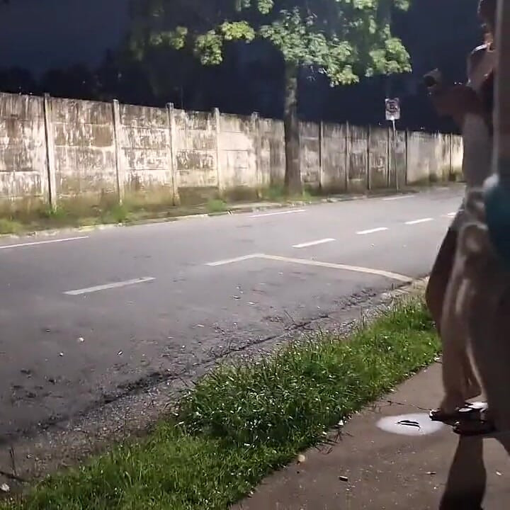 ช่วยตัวเองเสี่ยงภัยที่ป้ายรถเมล์ข้างคนแปลกหน้าคนสวย!