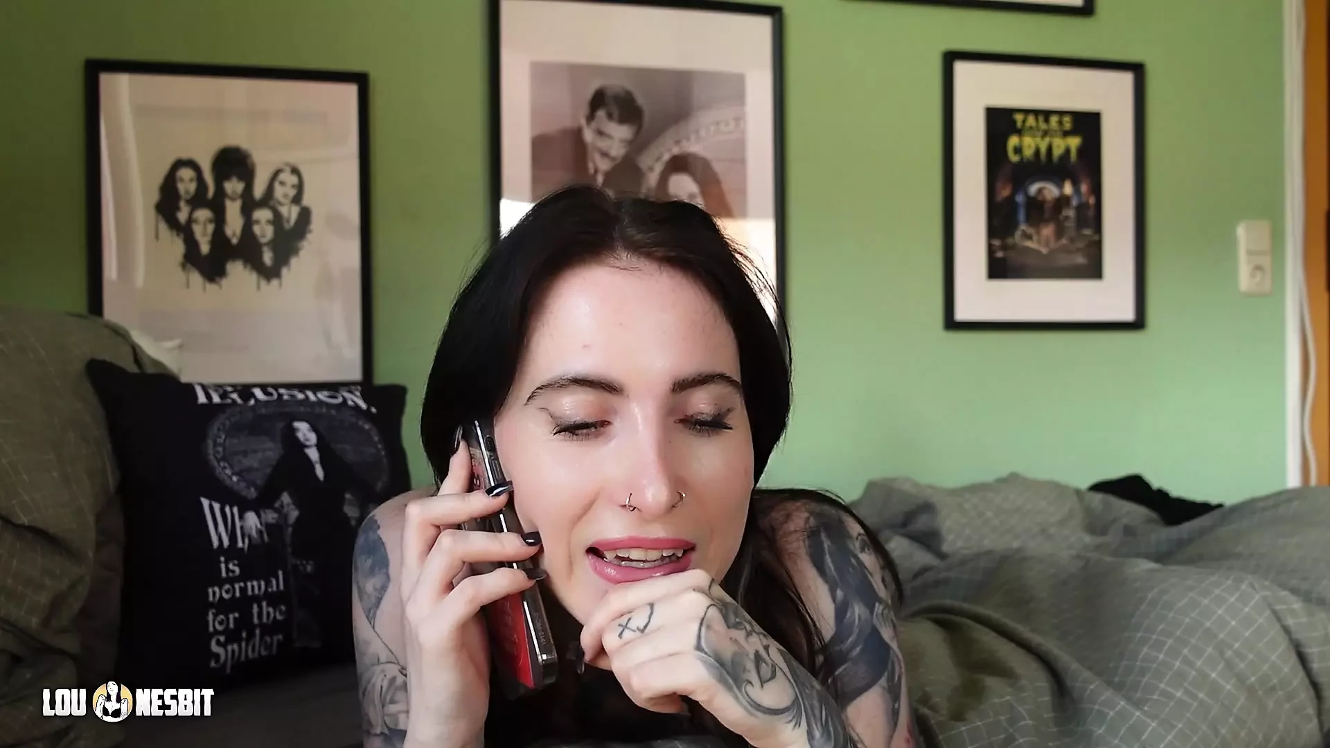 Telefonálok a viszonyommal, és a felszarvazott férjem hallgatja Lou Nesbit, Lia Louise-t
