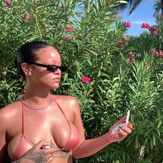 Rihanna ist vollbusig im Bikini