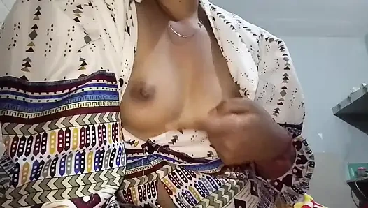 INDIAN BEAUTY QUEEN SHOWING HER BODY TO BOYFRIEND ACCIDENTLY VIDEO  GOME ON INTERNET