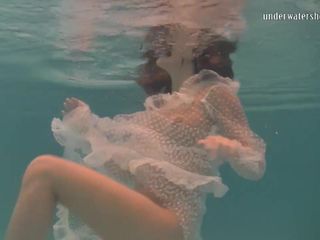 Weiße Motte in einem Kleid unter Wasser