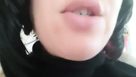 Ibu tiriku nggak perlu memperbesar toketnya, tapi dia mau!