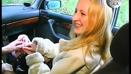 Девушка-блондинка позволяет своему парню трахнуть пальцами ее в машине