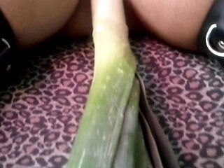 Orgasm thanks to the leek, big and long!! EXTREME INSERTION