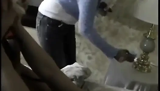 Rekaman di balik layar bintang porno beraksi dan terengah-engah di depan kamera