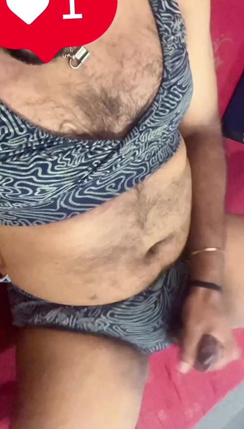 FemBoy τραβάει το πουλί της με σέξι μπικίνι