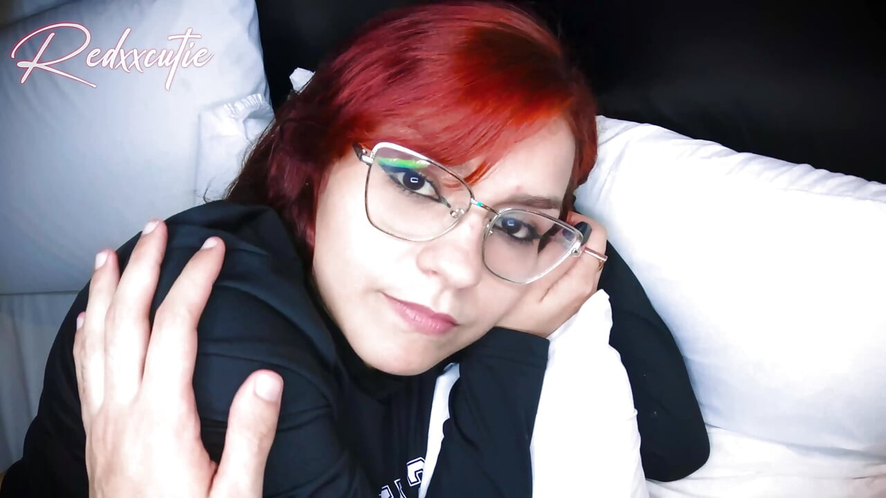 Ruda ticăloasă profită de nepoata lui, o fute fierbinte și ejaculează înăuntru