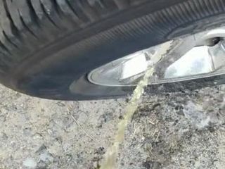 Schnelles Pissen auf LKW-Reifen