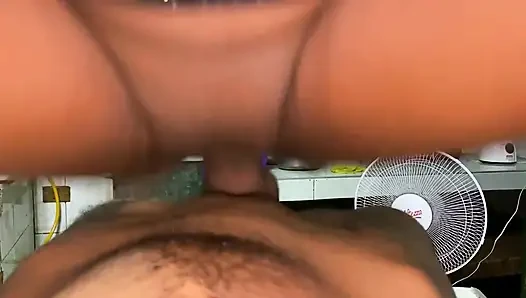 Üvey kızım üvey babasından masaj istiyorum ve kalın siyah yarağını içine sokuyor
