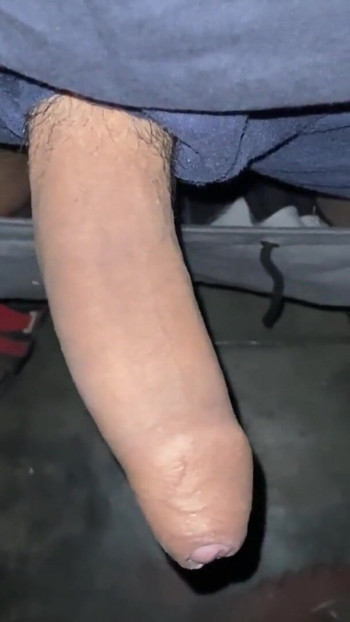 Vidio sam djevojku na licu mjesta i penis mi se uspravio nakon što sam vidio njezinu veliku guzu. | Isječak 1