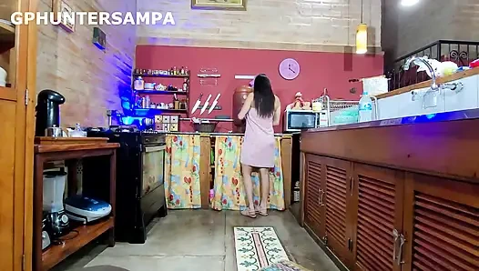 Ich habe meine heiße schwägerin in der Küche überrascht und sie genau dort gefickt, bevor mein stiefbruer ankam