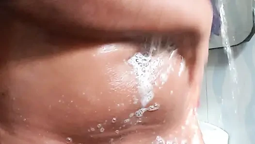 Mandi, pantat, memek, dan toket mandi