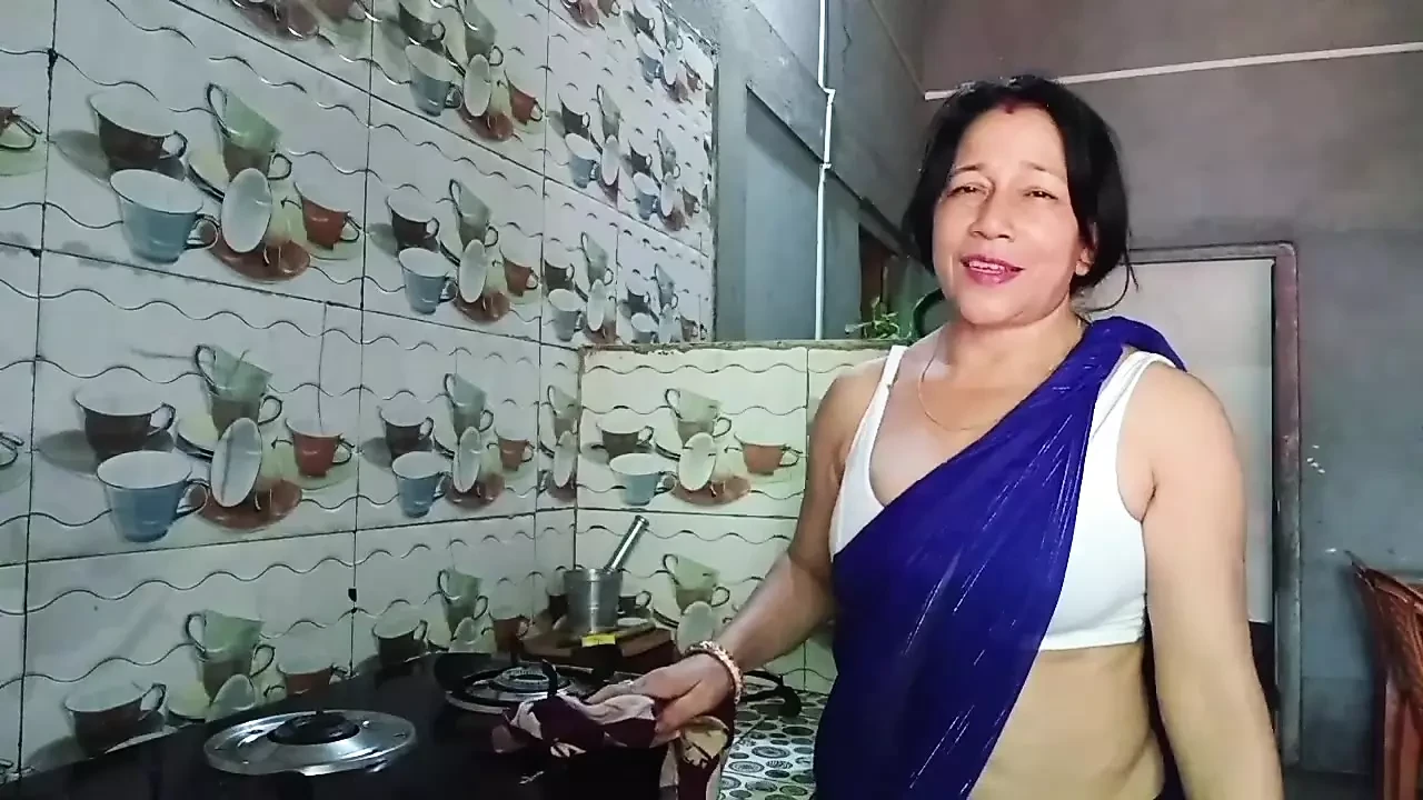 Doloroso intento anal - la esposa india Pinki intenta anal por primera vez en sari sexy para hacer feliz a su marido.