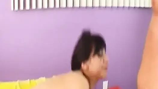 Cewek hot rambut cokelat ini lagi asik nyepong kontol sampai tenggorokan dan telan sperma hangatnya