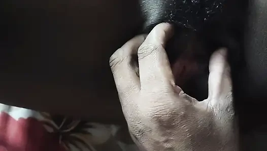 Apni bhabhi ko maine chut phailakar chut me ungli kiya