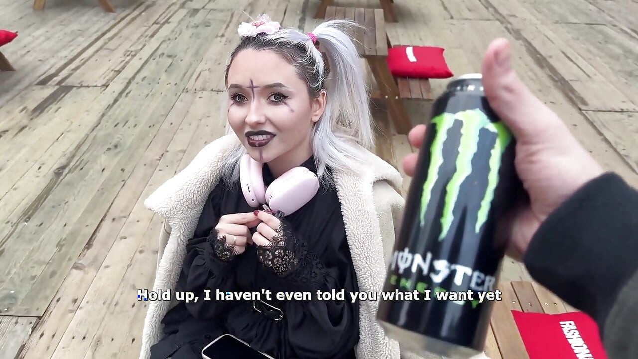 Flexível alt e-girl chupa para bebida energética e leva gozada interna profunda em posições insanas