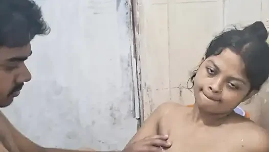Üvey kız kardeş ve üvey erkek kardeş aynı yatağı ve sert sert sikişiyor