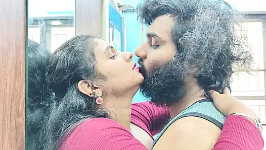 Pasangan romantis lip lock, romansa lip lock pasangan hot Malayali