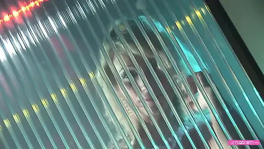 Sexy blondes schätzchen liebt es, in ihre beiden löcher gefickt zu werden