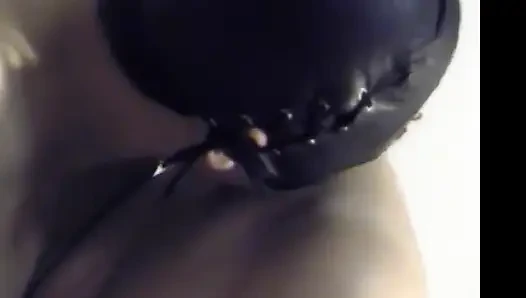 Итальянскую милфу-толстушку в маске сняли на видео в трах-сессии в любительском видео