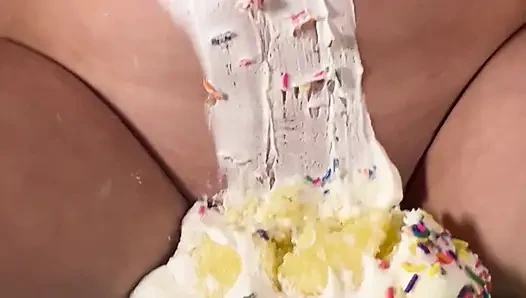 Мачеха раздалбывает мой торт на день рождения ее толстой киской