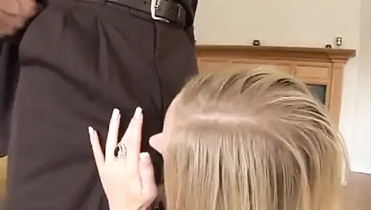 Estelle menyerahkan pantatnya ke kontol hitam besar