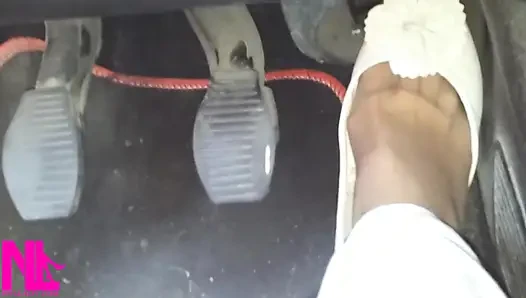 Yumuşak yıpranmış düzlükler ve naylon çoraplarla otoyolda pedal pompalama ve sürüş