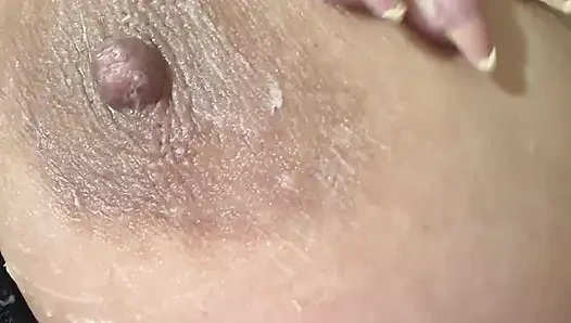 Ateşli seksi sarışın büyük meme ucunu kremle dolduruyor