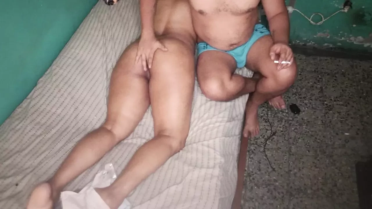 Massagem cremosa para uma morena milf com uma bunda grande