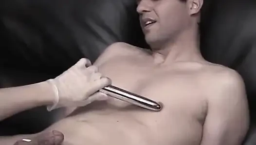 Rothaarige herrin spielt mit ihrem gefesselten typen und fickt seinen arsch mit einem strapon