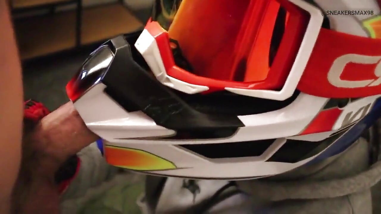 Une tête de vitesse à Mxhelmet suce une bite