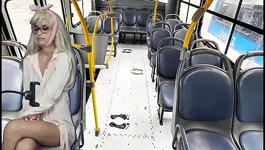 Arbeiterin holt schwanz raus und schiebt frauen im bus