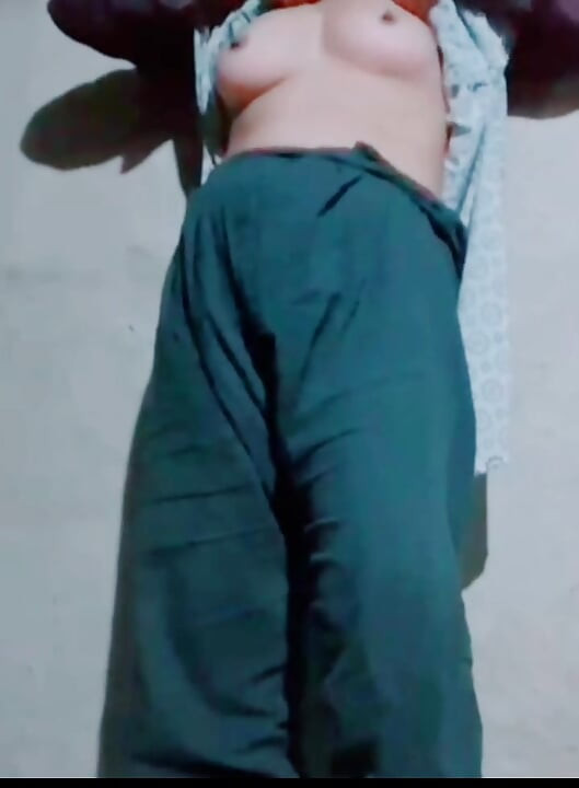 आज मैं बहुत दुखी हूं, कोई हमें चोद नहीं रहा है, मैं बहुत बेचैन हूं, स्तन बहुत हैं।
