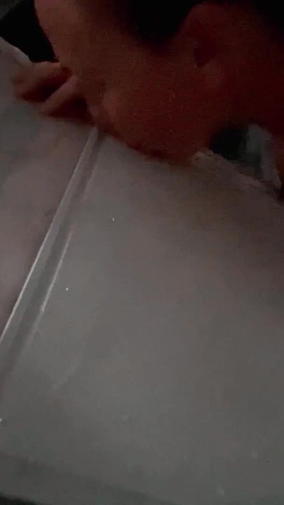 尿液女王喝他的尿液 廚房櫃檯外 | 短片 1