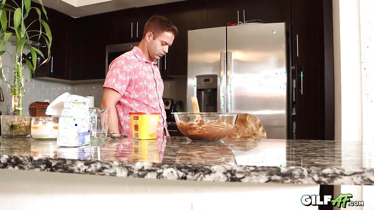 Ia Bagus Untuk Di Rumah: GILF Desiree Eden