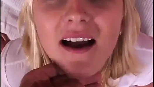Schlanker typ steckt seinen riesigen schwanz in den arsch der geilen blondine, nachdem sie ihn geblasen hat
