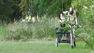 Uma senhora de cabelos escuros da Alemanha fazendo um cara adorá-la